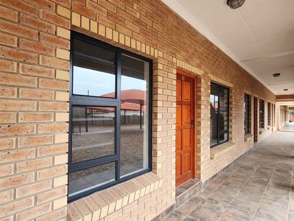 1 Bed Apartment in Louis Trichardt photo number 6