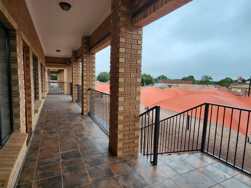 1 Bed Apartment in Louis Trichardt photo number 10