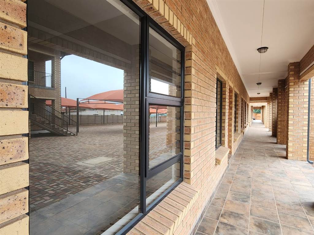 1 Bed Apartment in Louis Trichardt photo number 8
