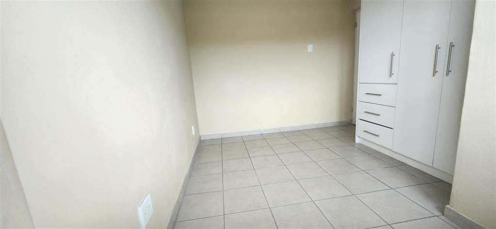 2 Bed Apartment in Newlands East photo number 7