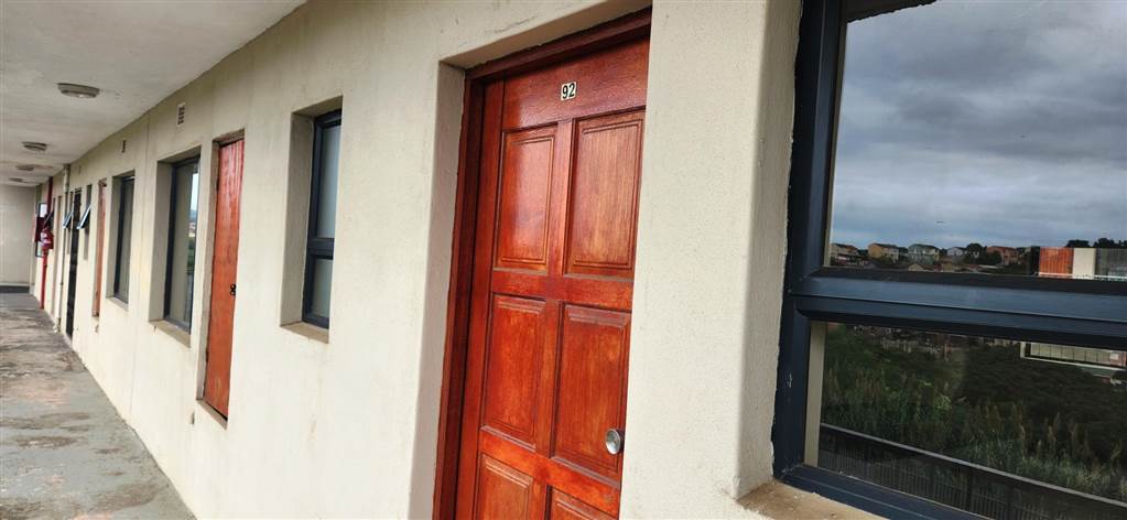 2 Bed Apartment in Newlands East photo number 2