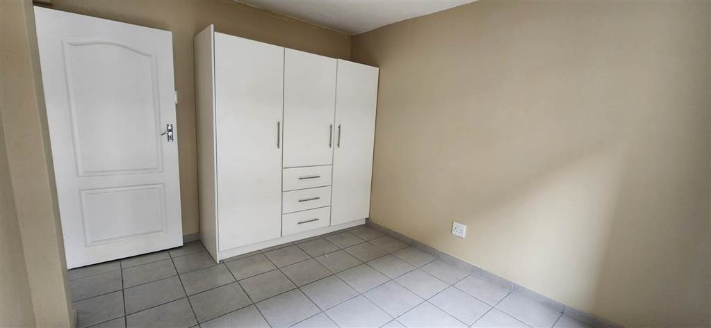 2 Bed Apartment in Newlands East photo number 9