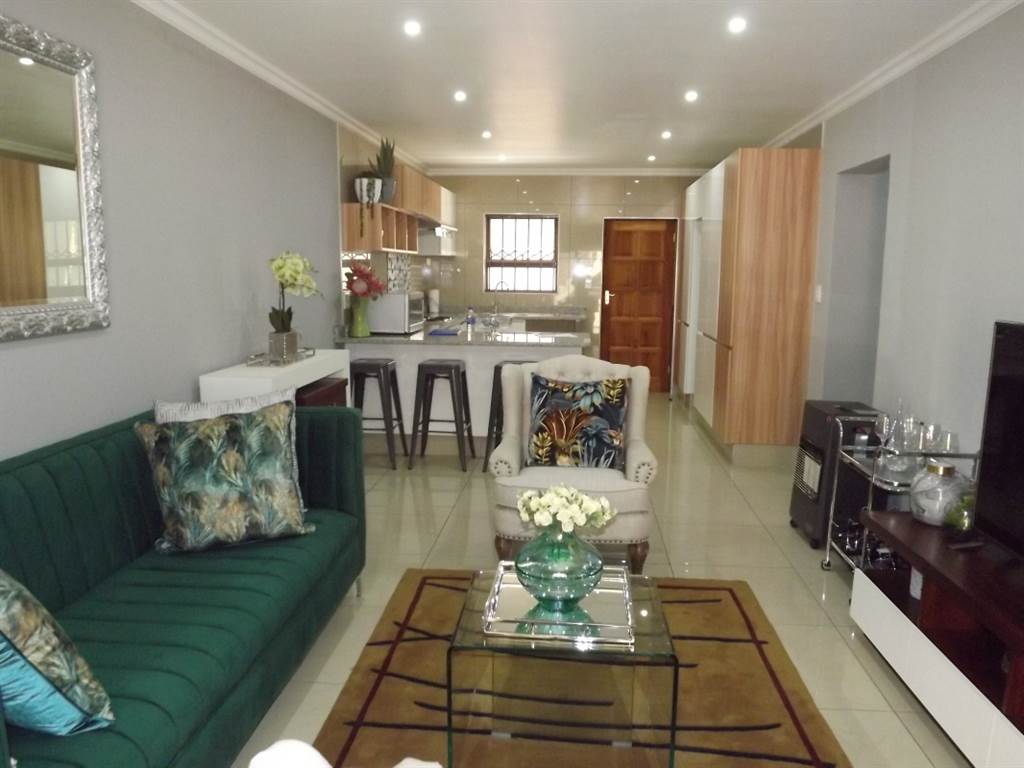 3 Bed Townhouse in Mondeor photo number 8