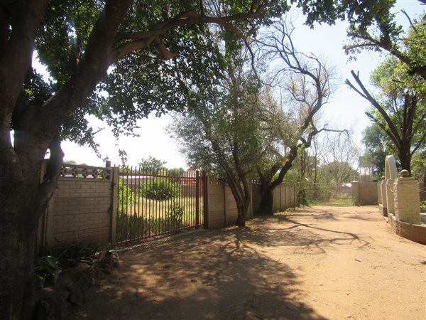 854 m² Land