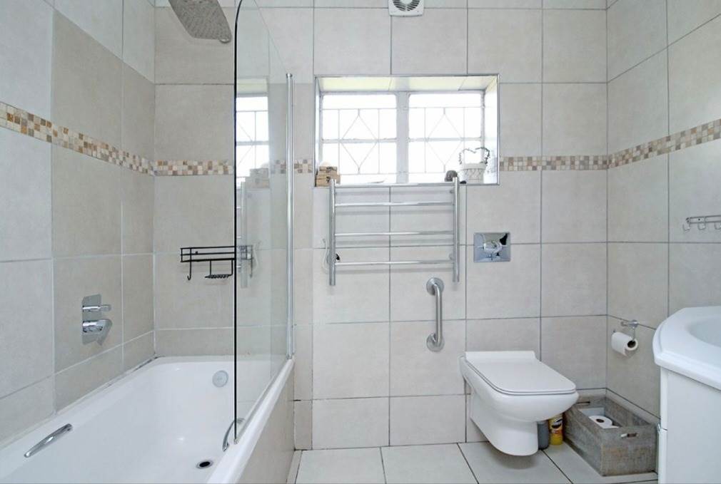 2 Bed Apartment in Modderfontein photo number 4