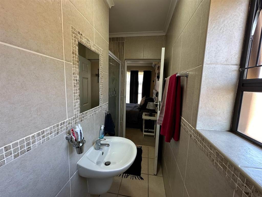 3 Bed Townhouse in Parsons Vlei photo number 3