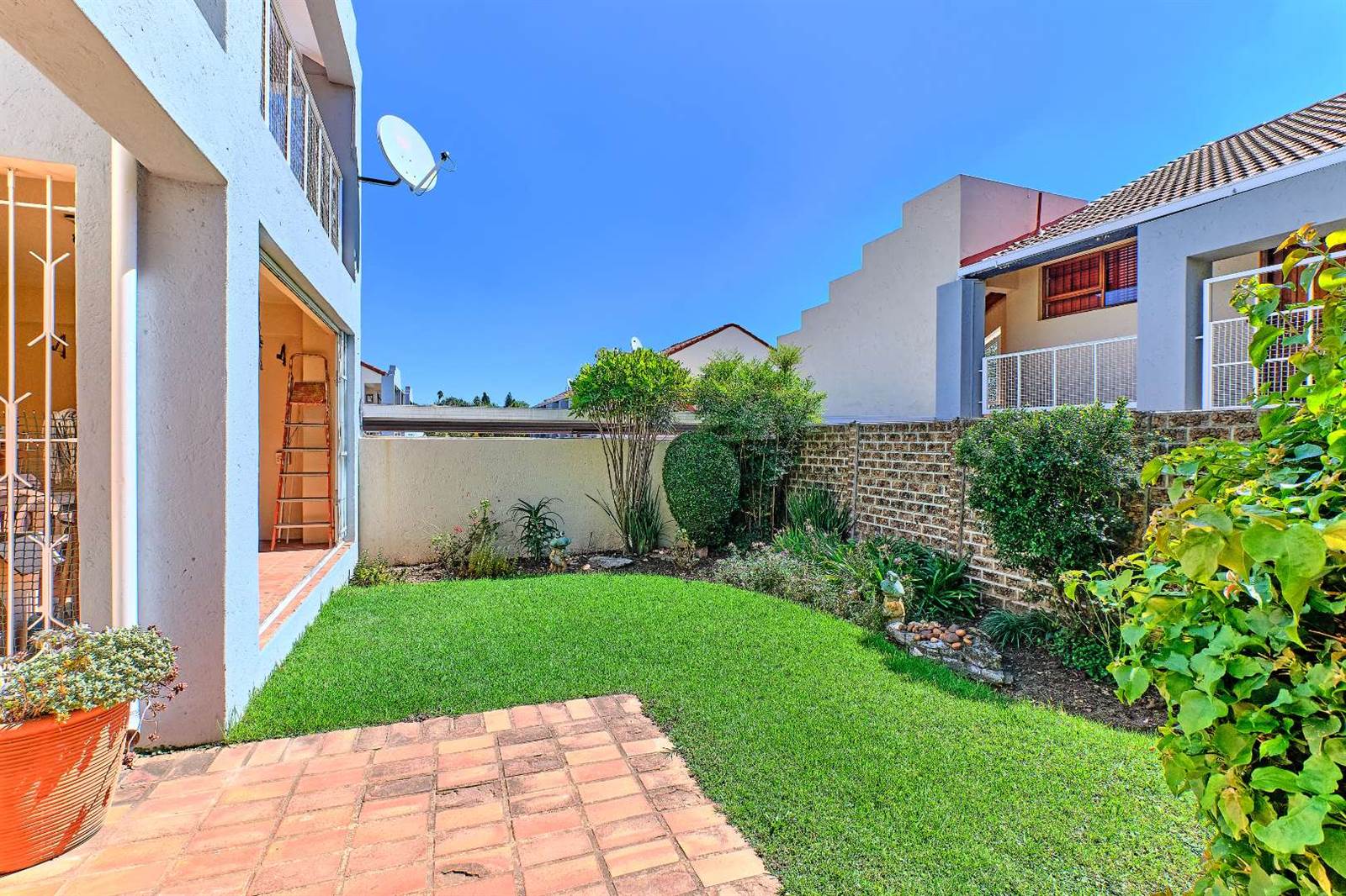 2 Bed Townhouse in Corlett Gardens photo number 15