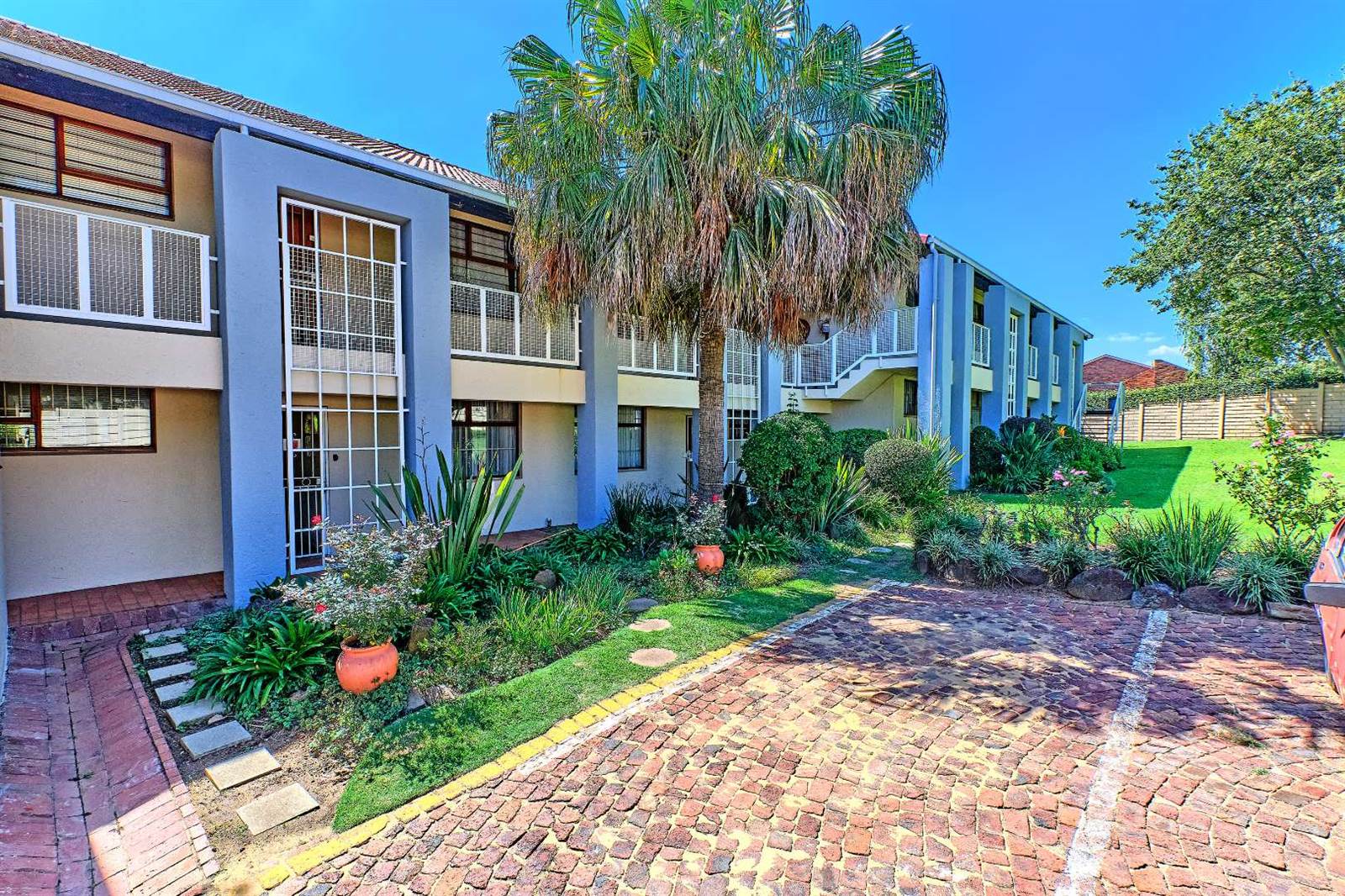 2 Bed Townhouse in Corlett Gardens photo number 16