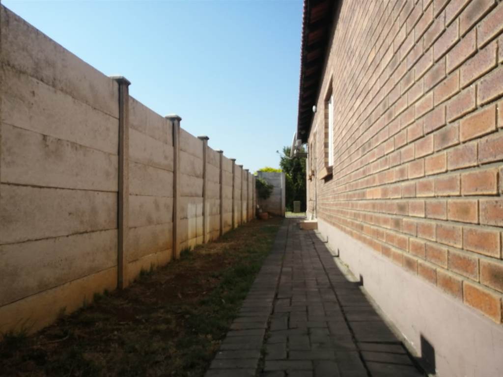 3 Bed Townhouse in Waterkloof East photo number 18