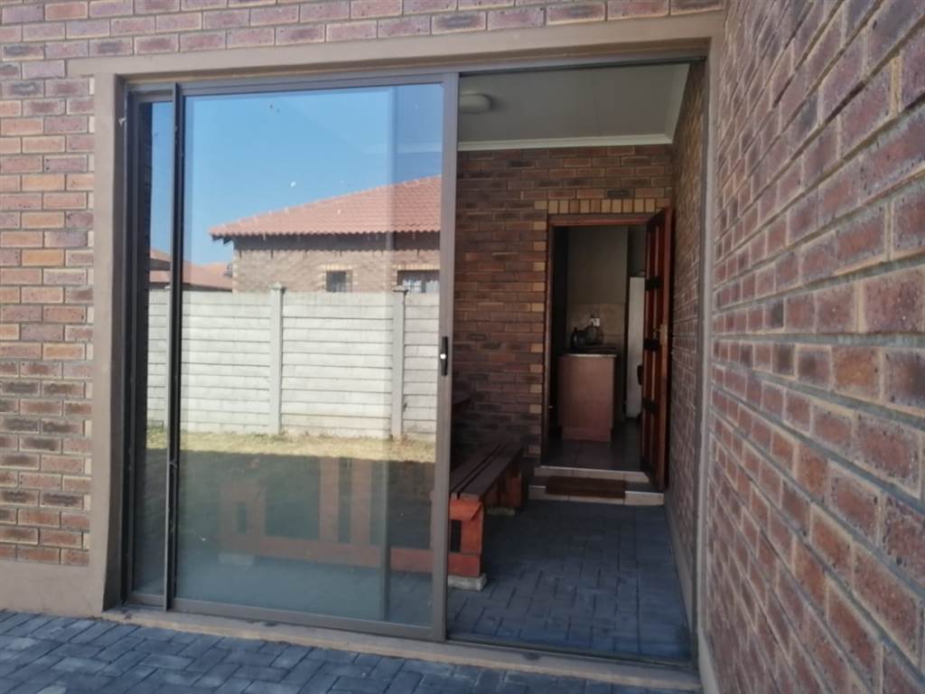 3 Bed Townhouse in Waterkloof East photo number 17