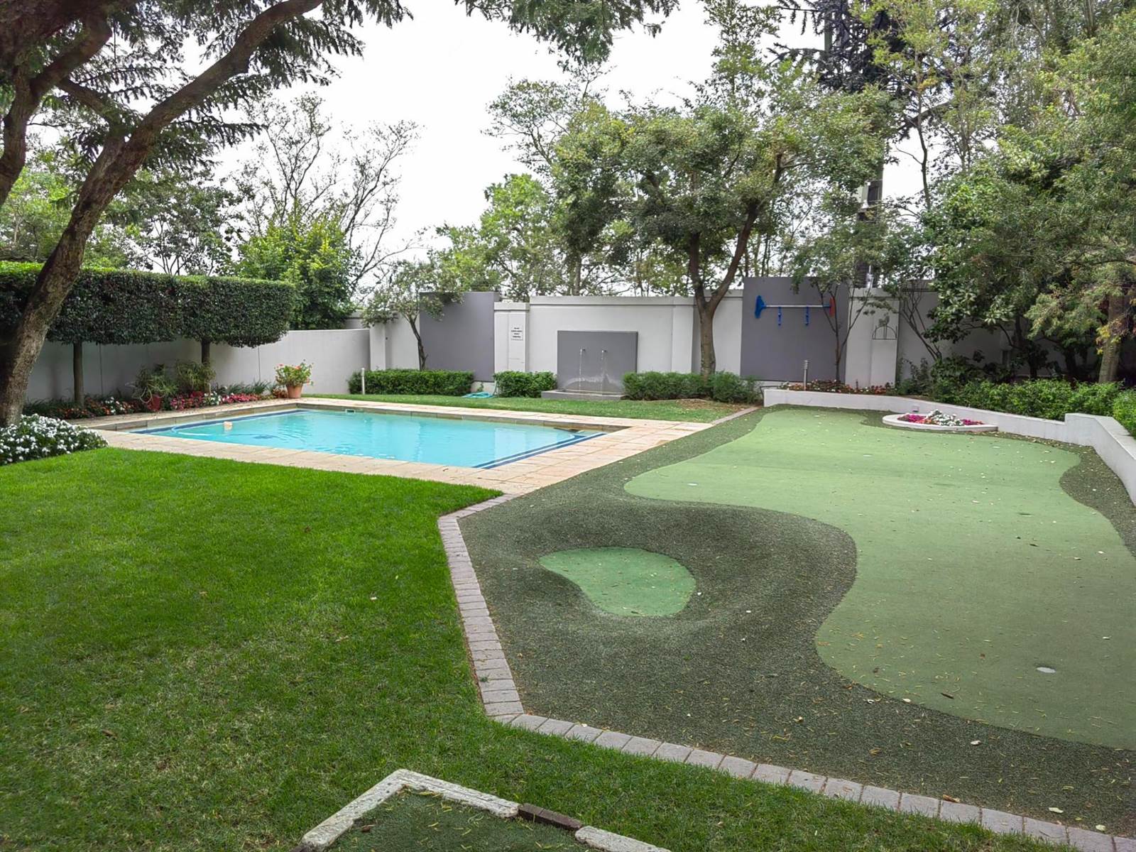 1 Bed Apartment in Douglasdale photo number 15
