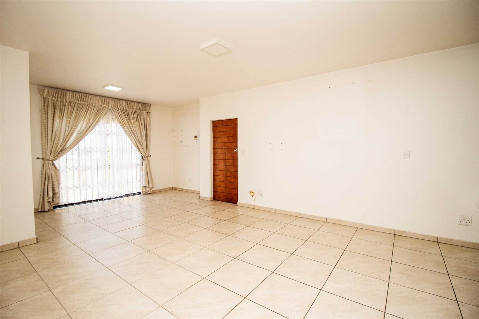 2 Bed Apartment in Honeydew photo number 4