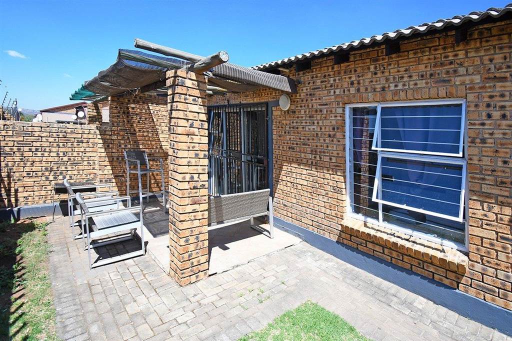 2 Bed Townhouse in Roodepoort Central photo number 16