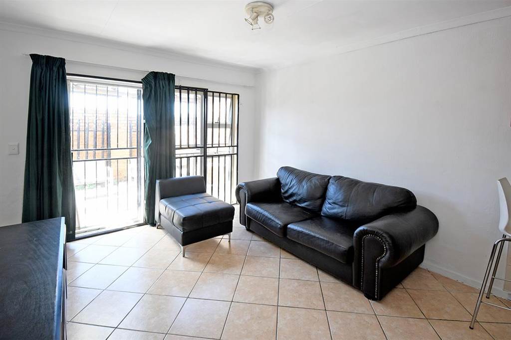 2 Bed Townhouse in Roodepoort Central photo number 9