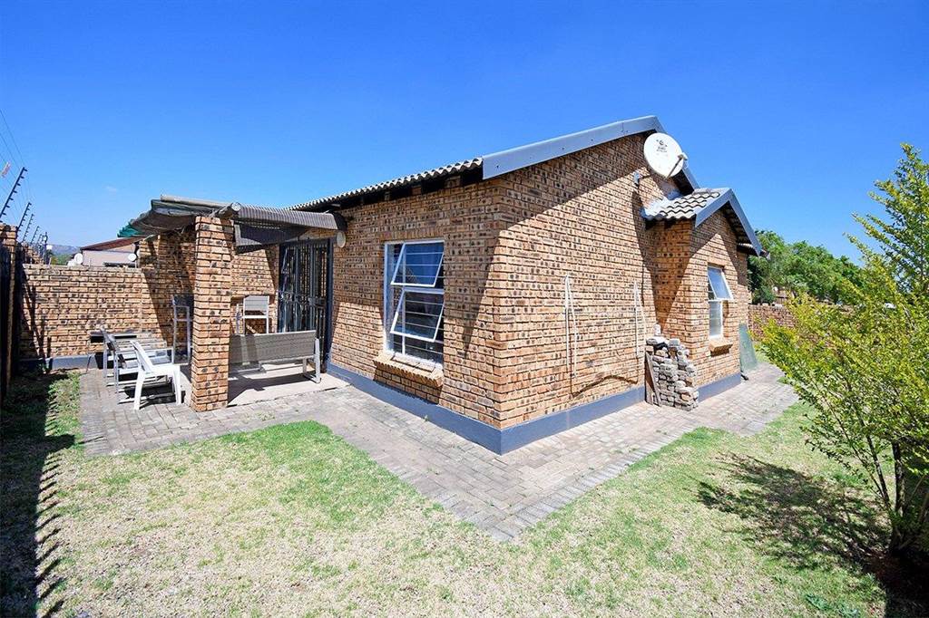 2 Bed Townhouse in Roodepoort Central photo number 23