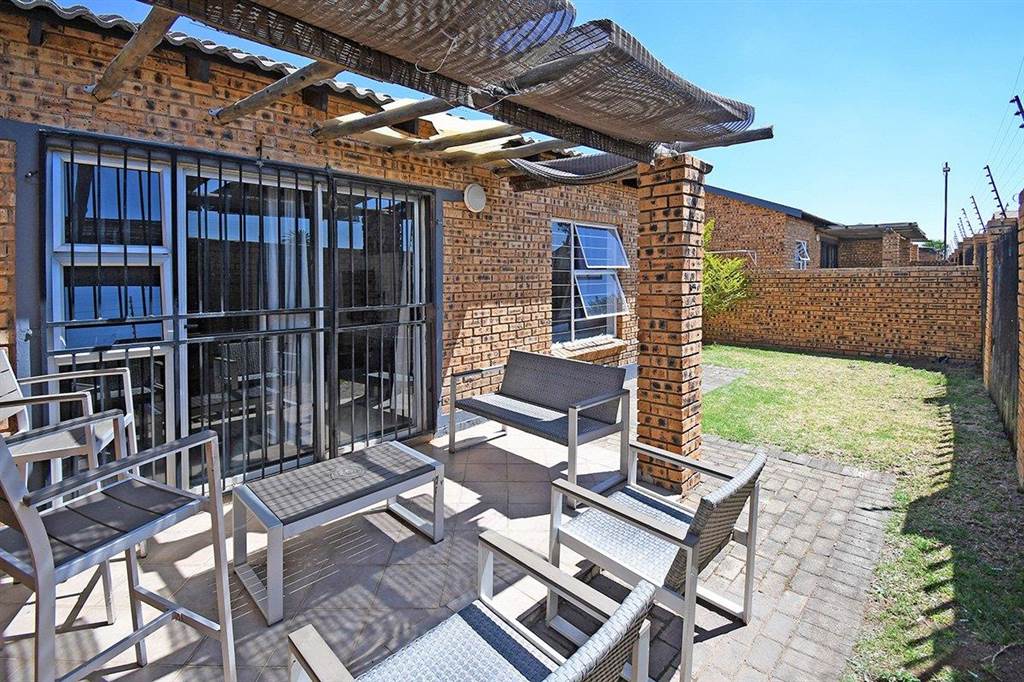 2 Bed Townhouse in Roodepoort Central photo number 17