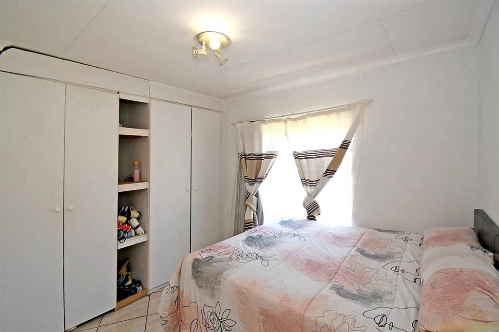 2 Bed Townhouse in Roodepoort Central photo number 13