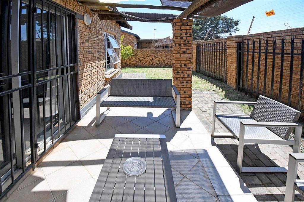 2 Bed Townhouse in Roodepoort Central photo number 18