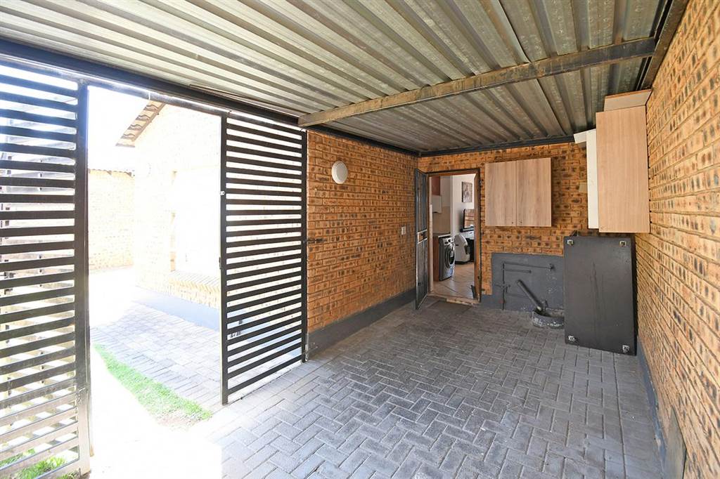 2 Bed Townhouse in Roodepoort Central photo number 22