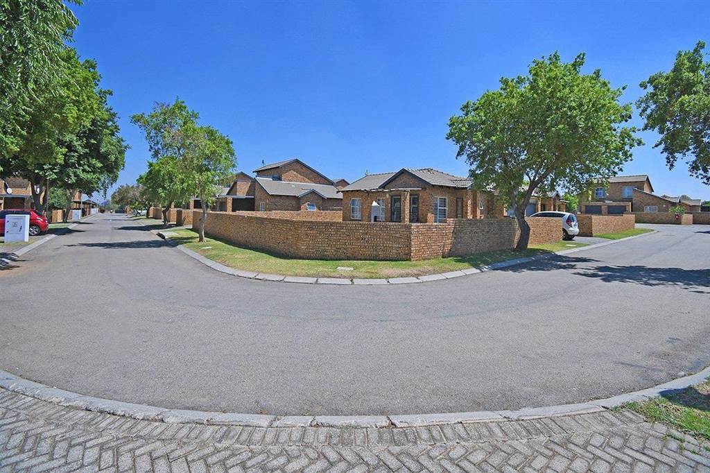2 Bed Townhouse in Roodepoort Central photo number 24