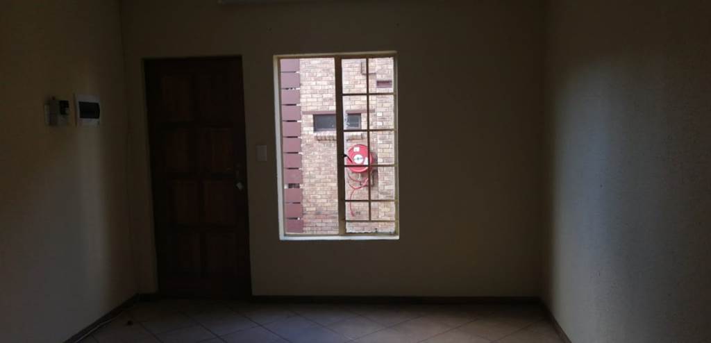 2 Bed House in Olievenhoutbosch photo number 2