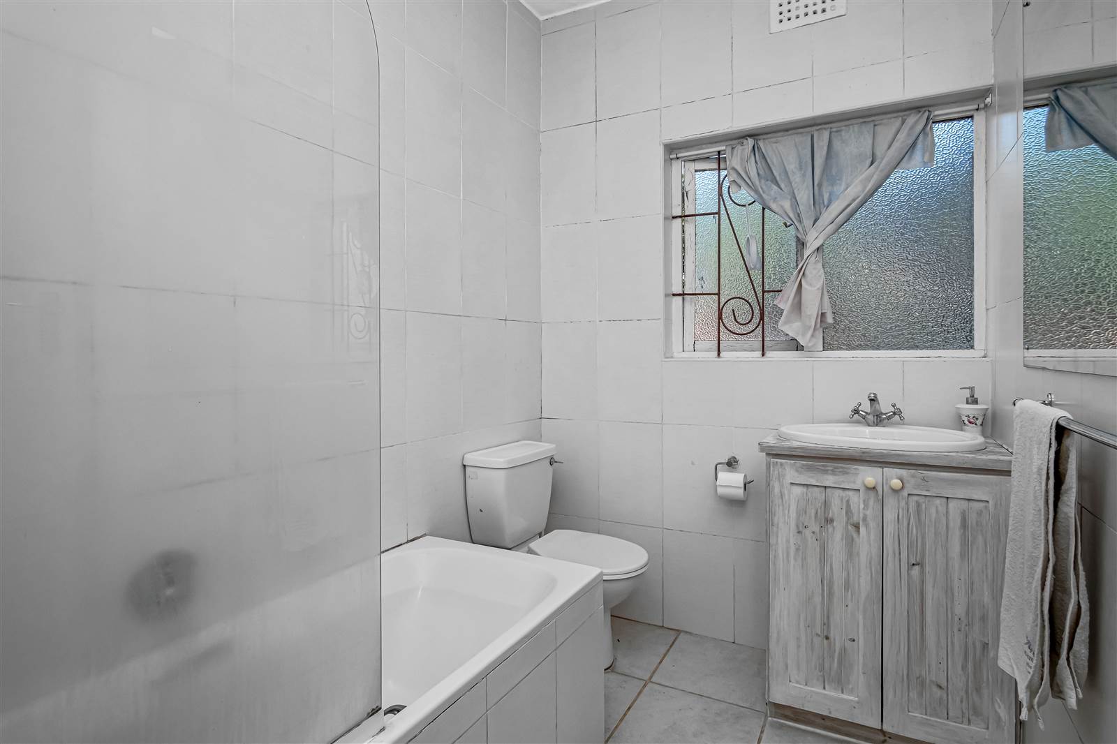 2 Bed Apartment in Fish Hoek photo number 15