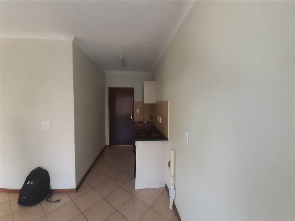 2 Bed Apartment in Olievenhoutbos photo number 2