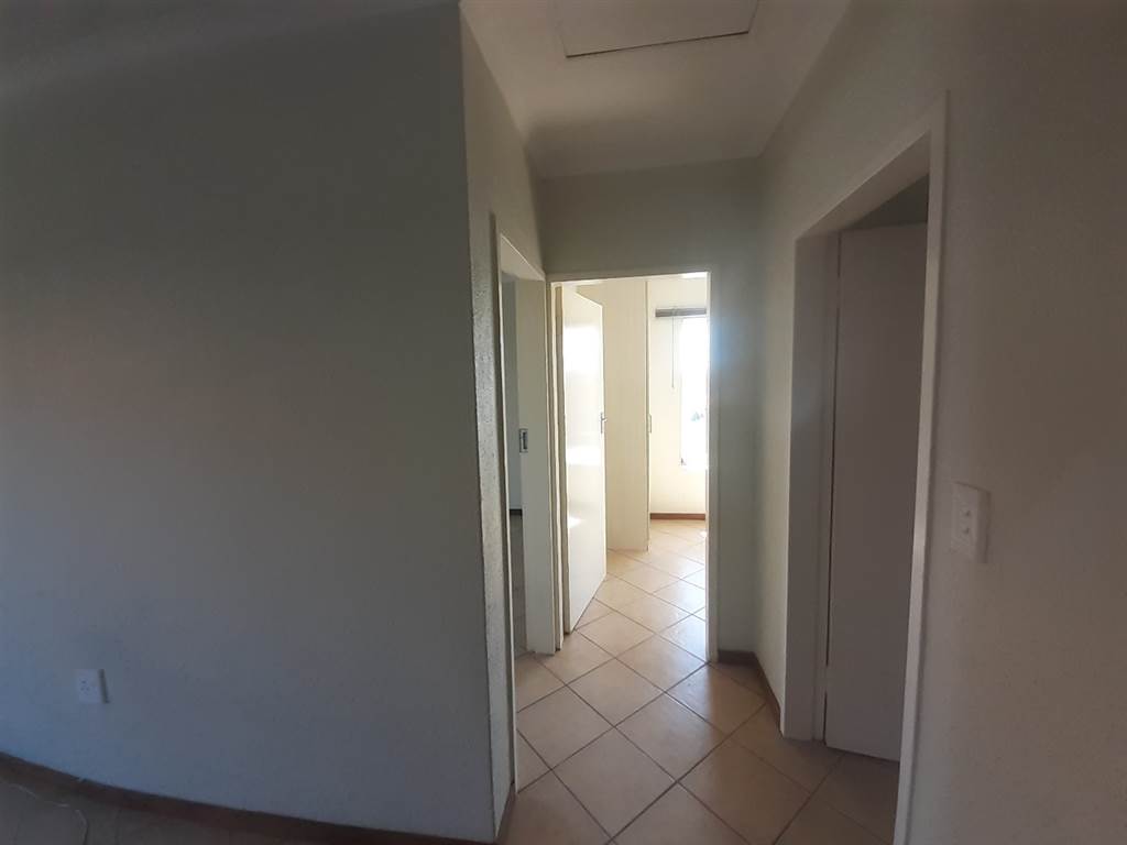 2 Bed Apartment in Olievenhoutbos photo number 4