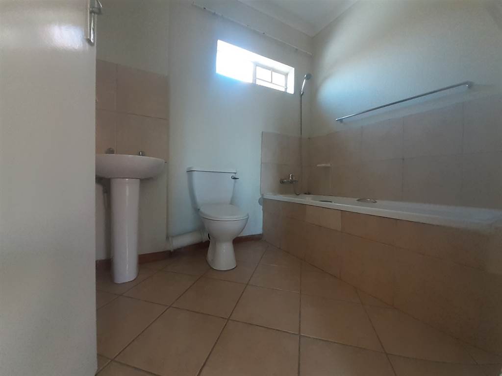 2 Bed Apartment in Olievenhoutbos photo number 8