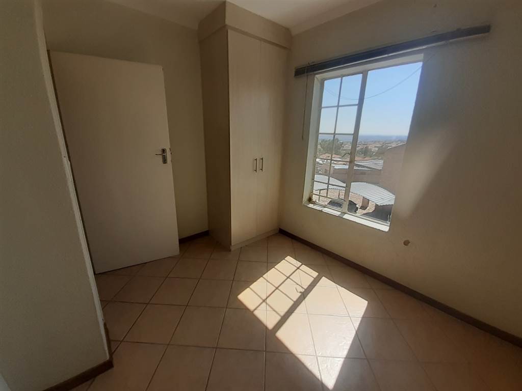 2 Bed Apartment in Olievenhoutbos photo number 5