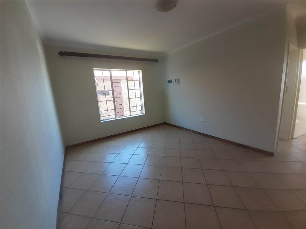 2 Bed Apartment in Olievenhoutbos photo number 7