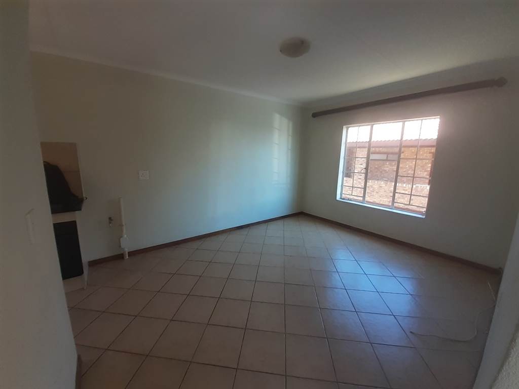 2 Bed Apartment in Olievenhoutbos photo number 6