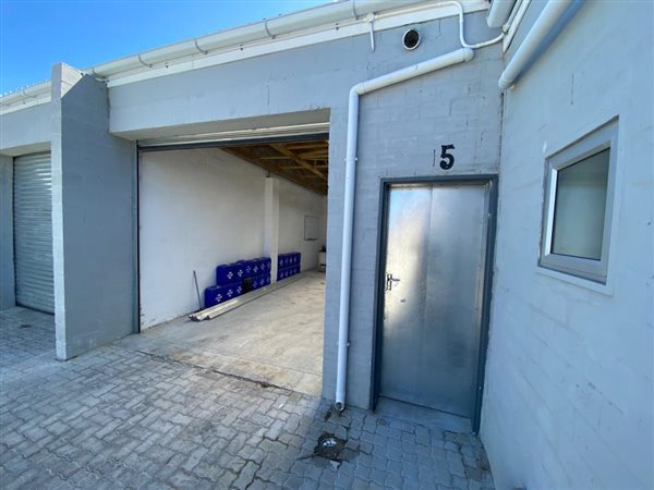 110  m² Industrial space in Gordons Bay Central