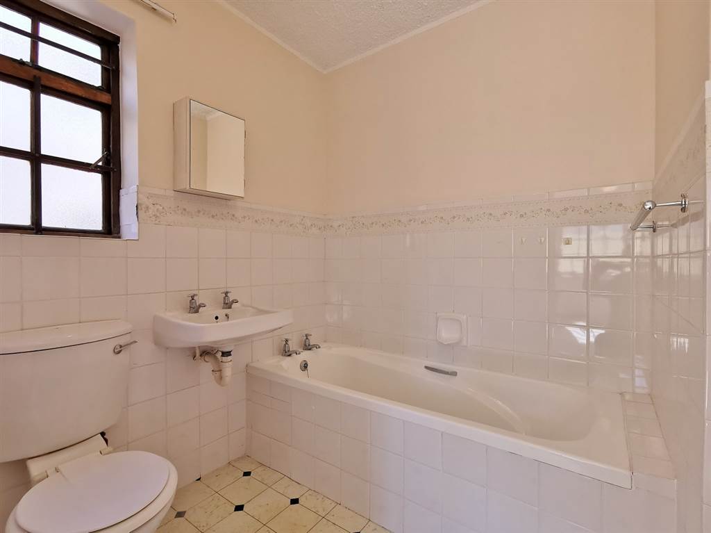 2 Bed Townhouse in St Georges Park photo number 15