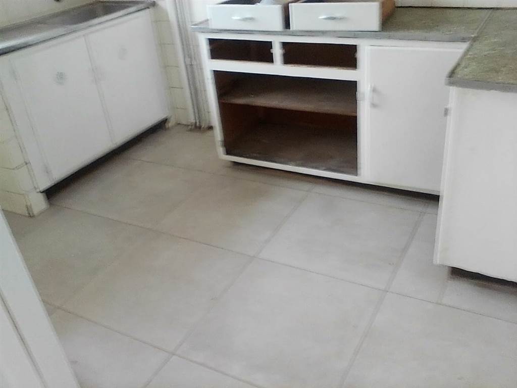 3 Bed Apartment in Yeoville photo number 9