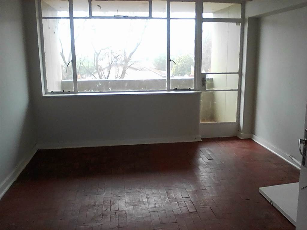 3 Bed Apartment in Yeoville photo number 2