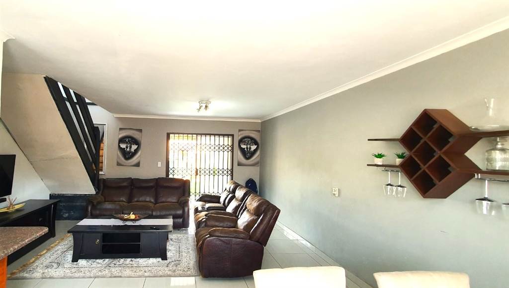 3 Bed Townhouse in Wilgeheuwel photo number 17