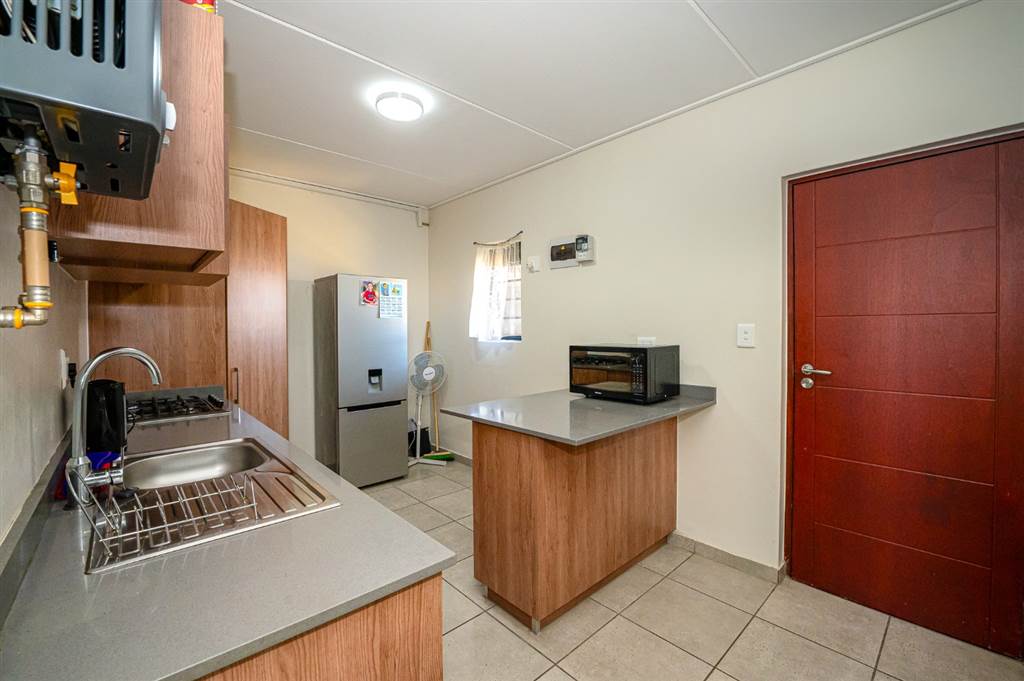2 Bed Apartment in Belhar photo number 8