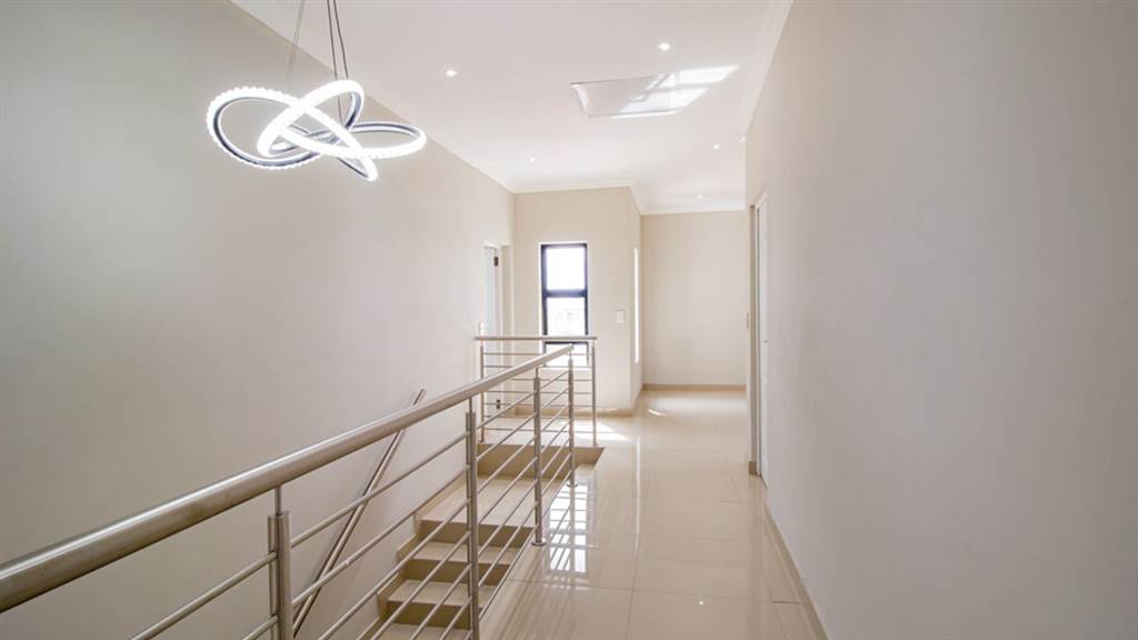 4 Bed Townhouse in Roodeplaat photo number 19