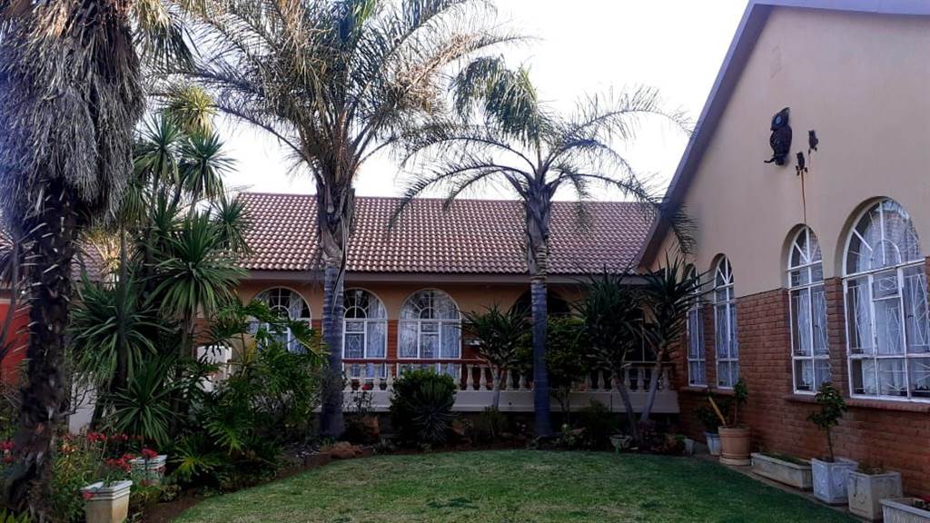4 Bed House in Fochville photo number 2