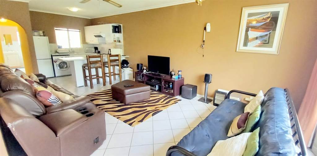 2 Bed Apartment in Vaal Marina photo number 6