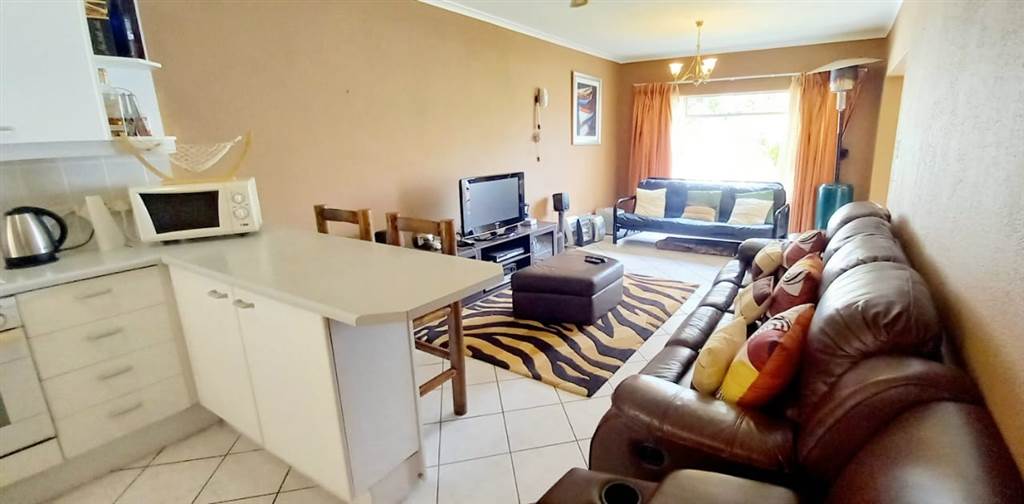 2 Bed Apartment in Vaal Marina photo number 3