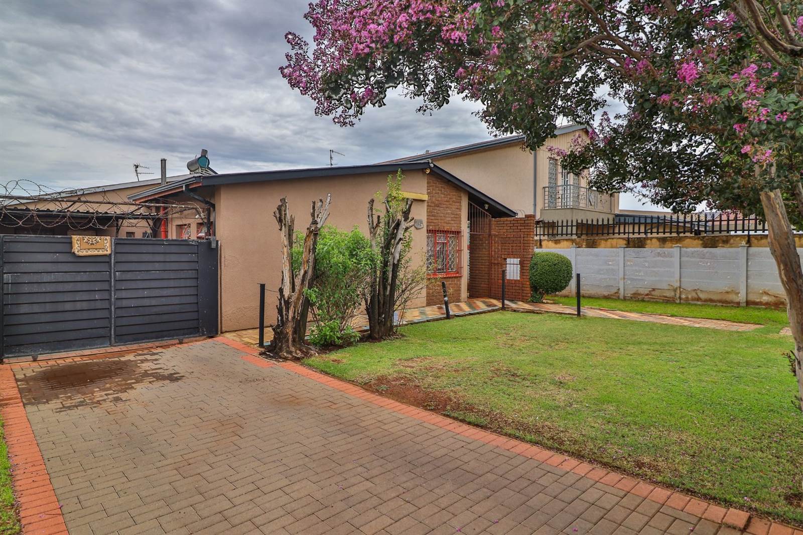 6 Bed House in Lenasia photo number 27