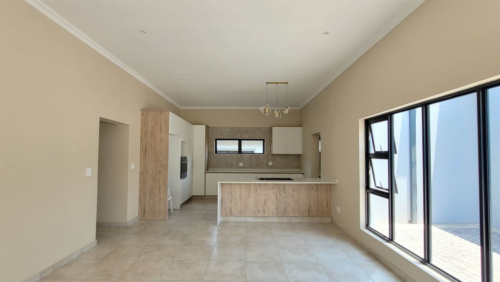 4 Bed House in Palm Lakes Estate photo number 2