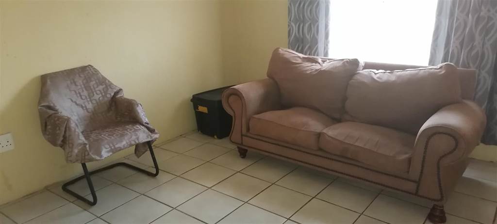 4 Bed House in Rensburg photo number 3