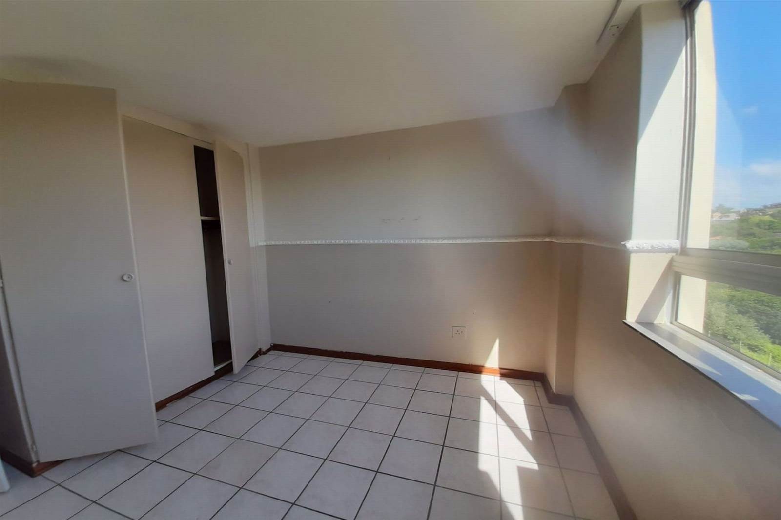 2 Bed Apartment in Doonside photo number 9