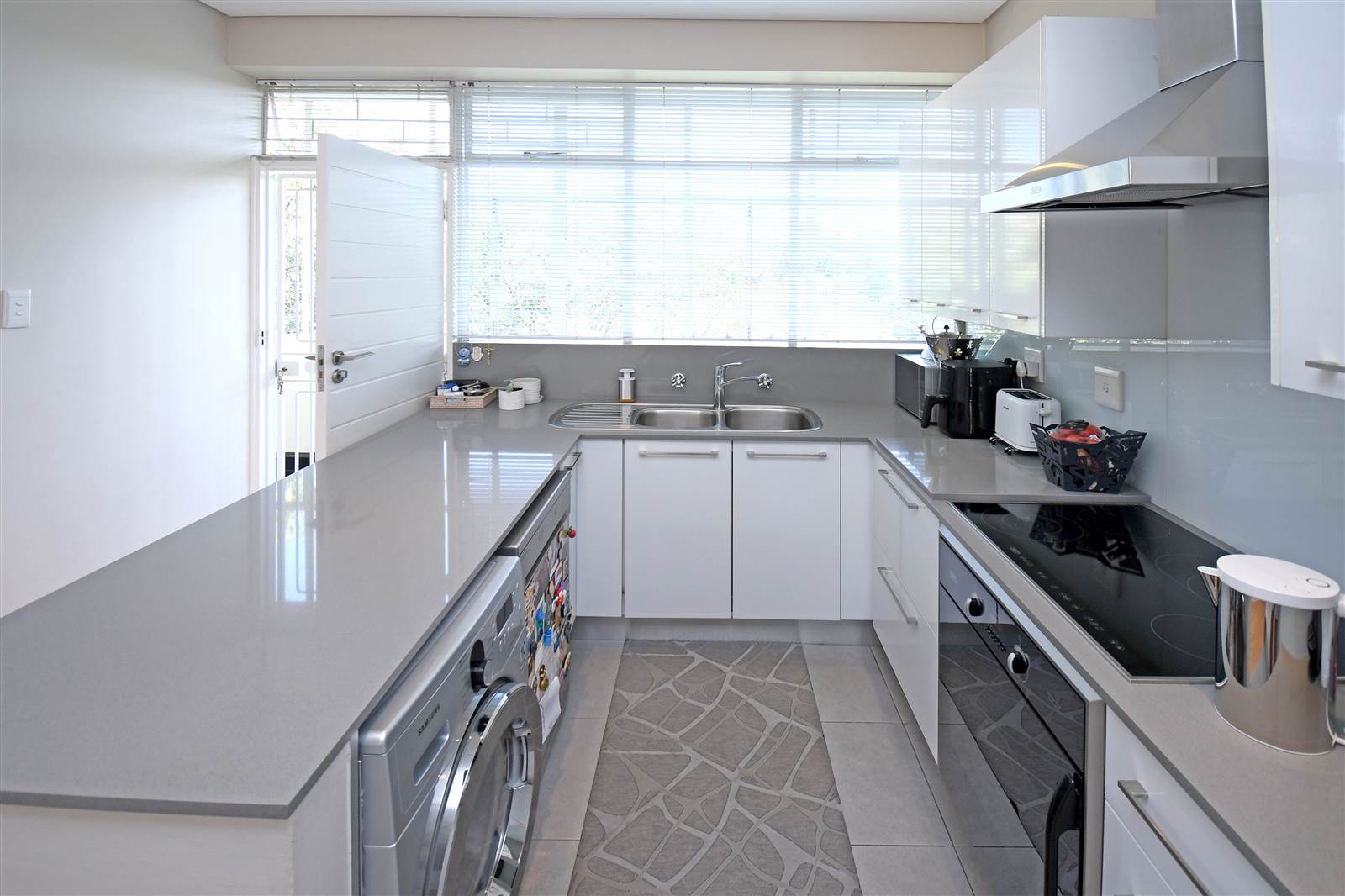2 Bed Apartment in Illovo photo number 5