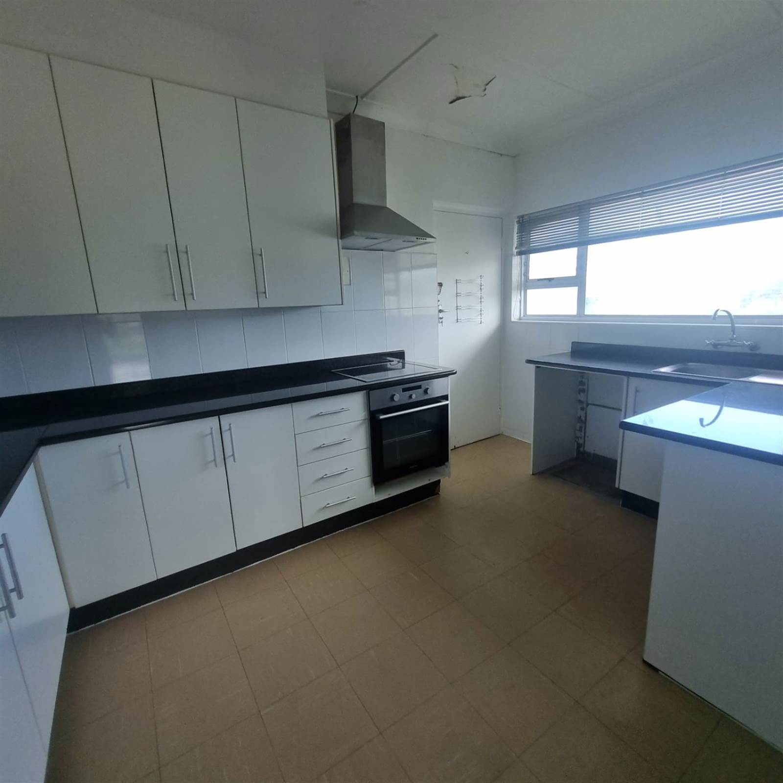 3 Bed Apartment in Nahoon Beach photo number 11