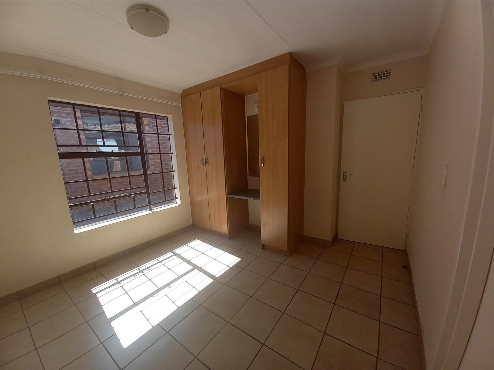 3 Bed Apartment in Olievenhoutbosch photo number 8