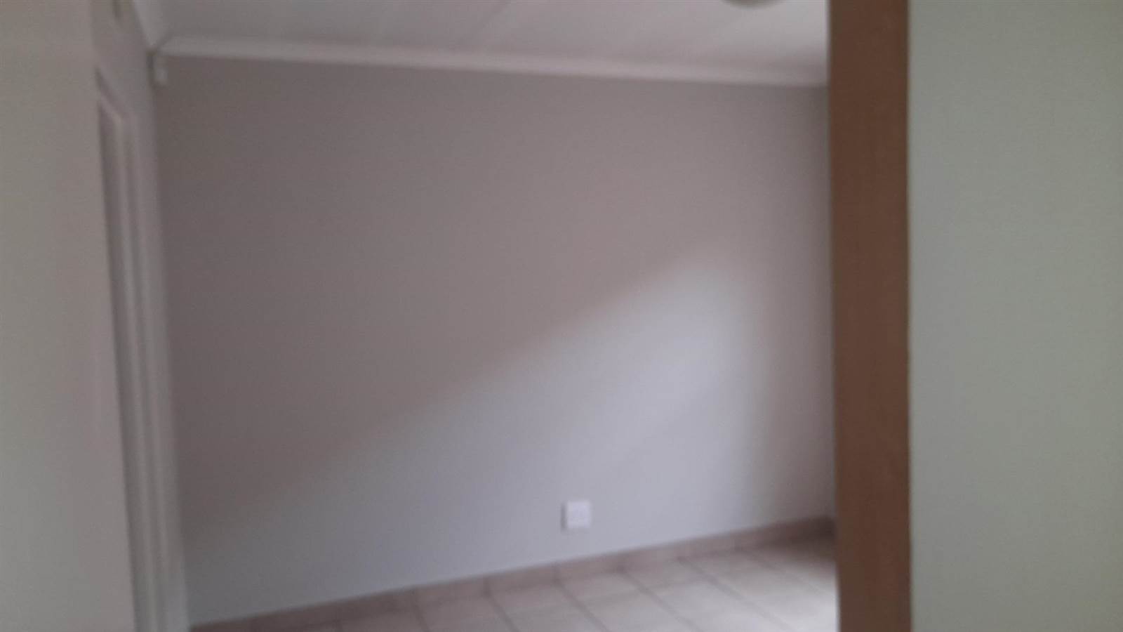 3 Bed Apartment in Olievenhoutbosch photo number 9